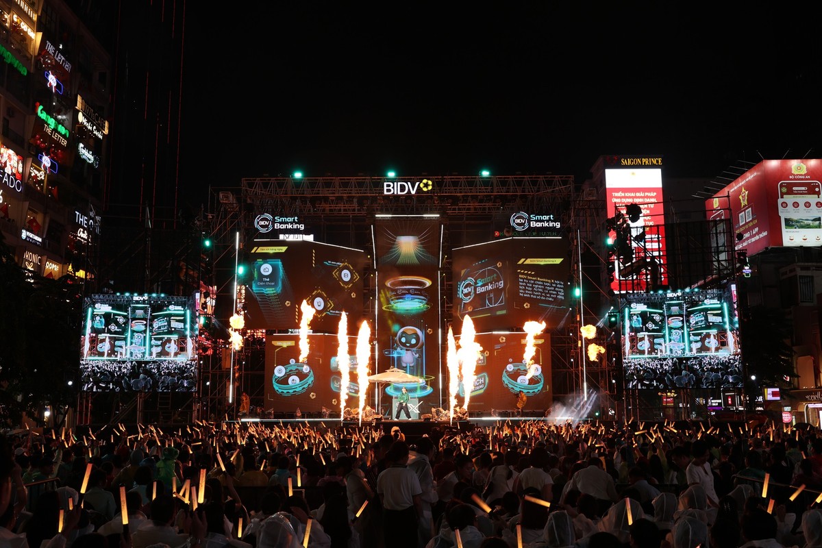 Sân khấu BIDV Music Festival với màn LED nổi bật giữa phố đi bộ Nguyễn Huệ.
