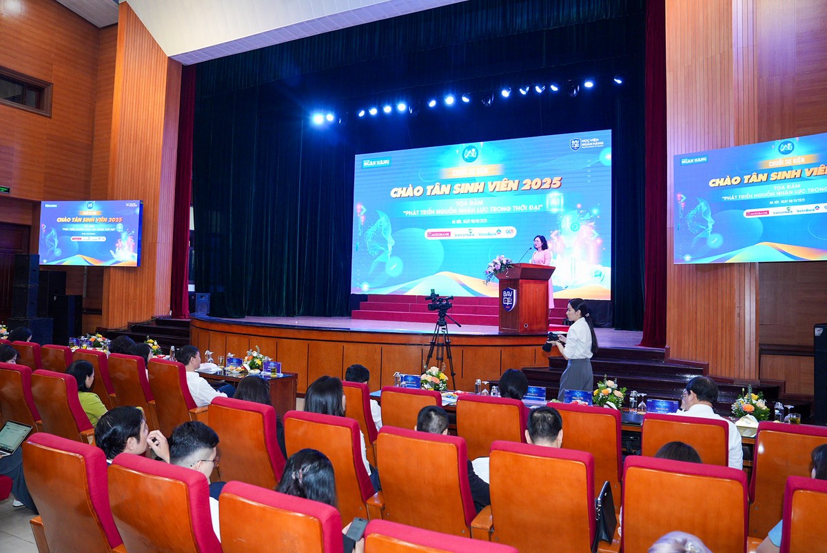 Bà Lê Thị Thuý Sen, Tổng Biên tập Thời báo Ngân hàng phát biểu tại Tọa đàm