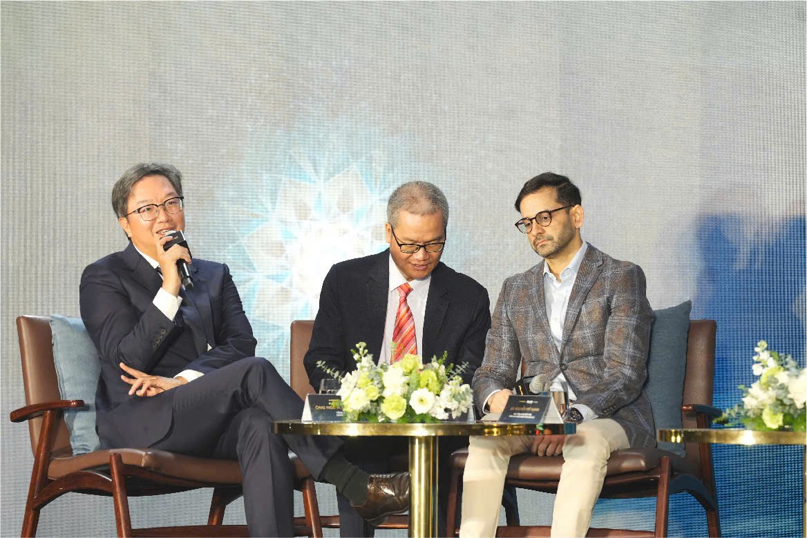 Ông Nguyễn Hoàng Linh, Tổng Giám đốc MSB (bên trái) và đại diện Mastercard (bên phải) trong phần chia sẻ về thẻ MSB Mastercard Green World.