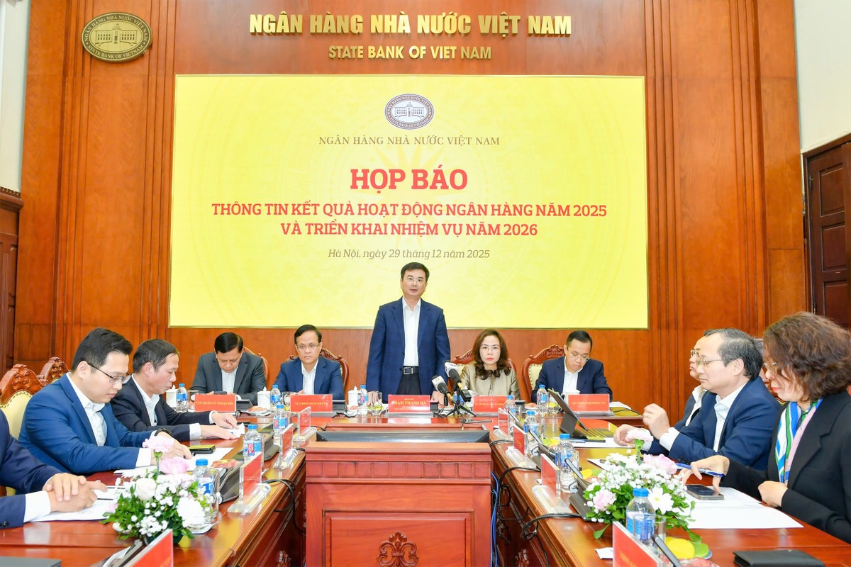 Phó Thống đốc NHNN Việt Nam Phạm Thanh Hà điều hành cuộc họp báo