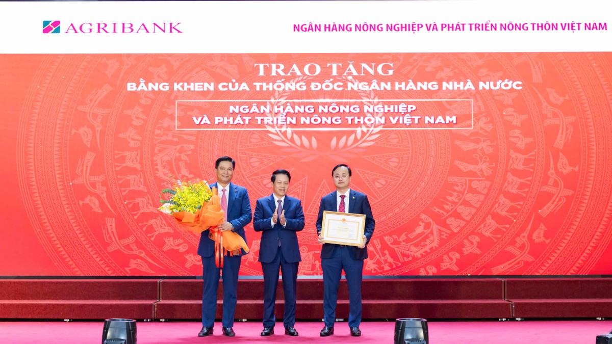 ÔngTô Huy Vũ - Bí thư Đảng ủy, Chủ tịch HĐTV, ông Phạm Toàn Vượng - Phó Bí thư Đảng ủy, Thành viên HĐTV, Tổng Giám đốc đại diện tập thể Agribank vinh dự nhận bằng khen của Thống đốc Ngân hàng Nhà nước Việt Nam