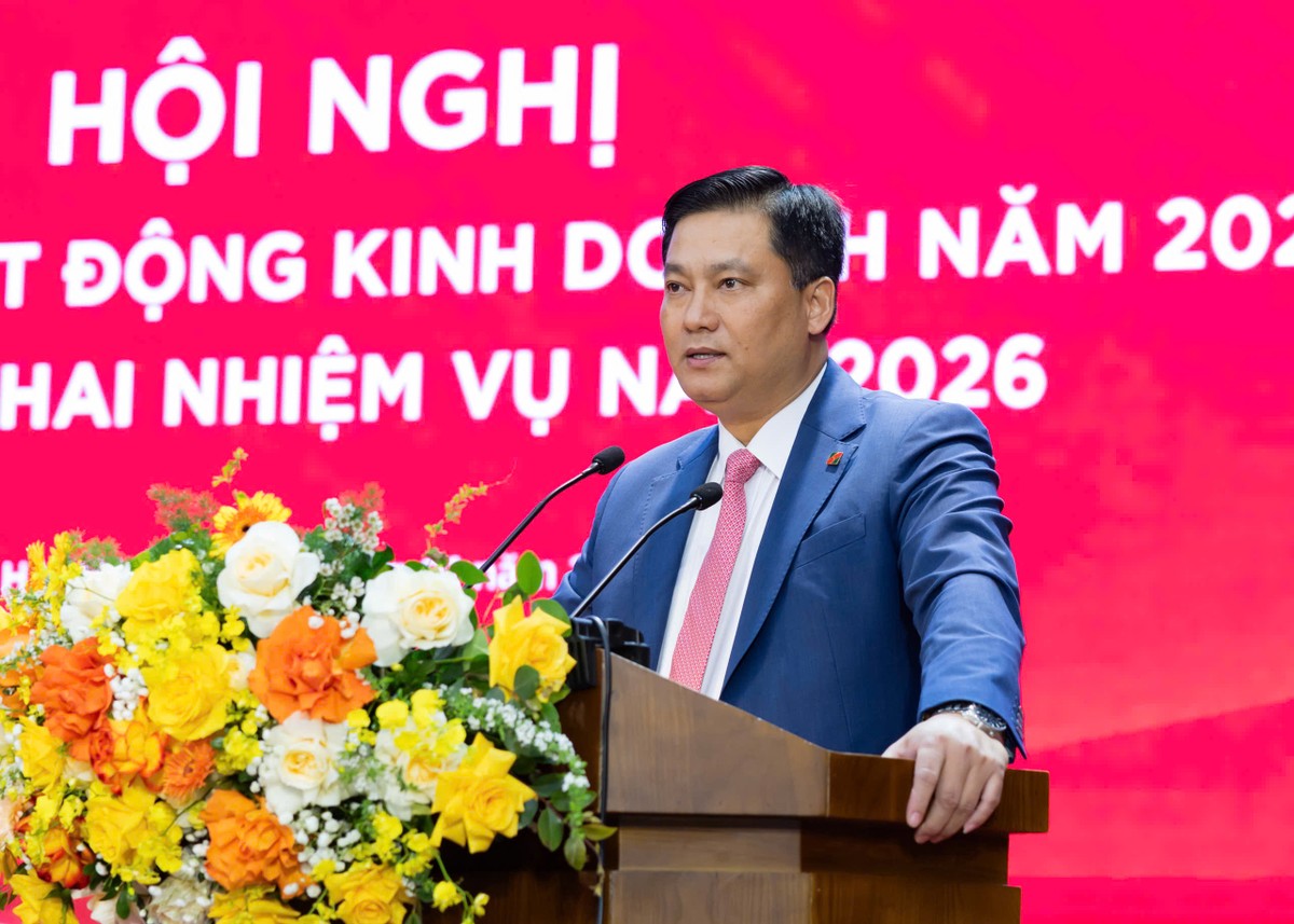 Ông Phạm Toàn Vượng - Phó Bí thư Đảng ủy, Thành viên HĐTV, Tổng Giám đốc phát biểu và điều hành phần trình bày tham luận tại Hội nghị