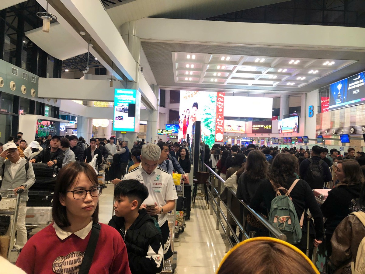 Dòng người nhích từng chút, từng chút...