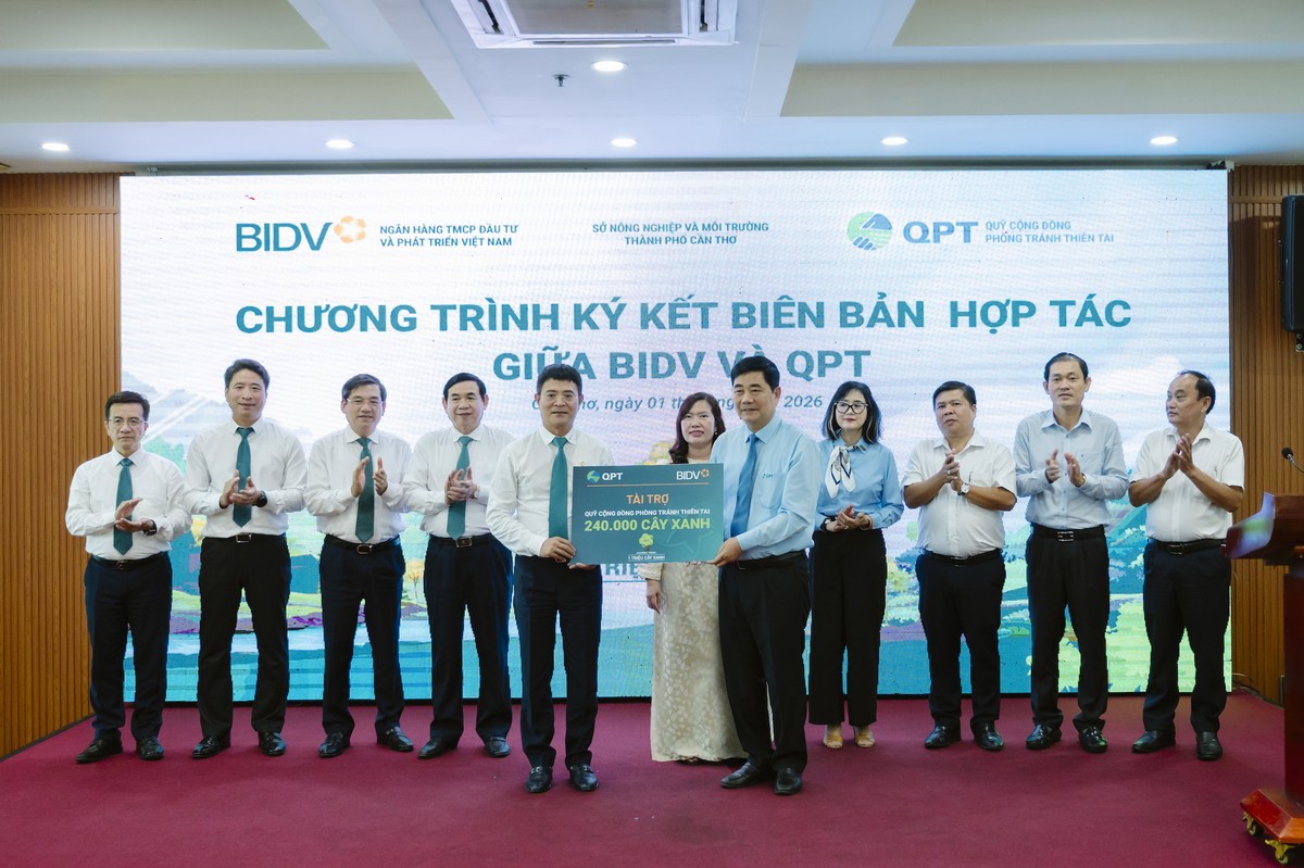Đại diện Lãnh đạo BIDV trao biển tài trợ QPT 240 nghìn cây xanh