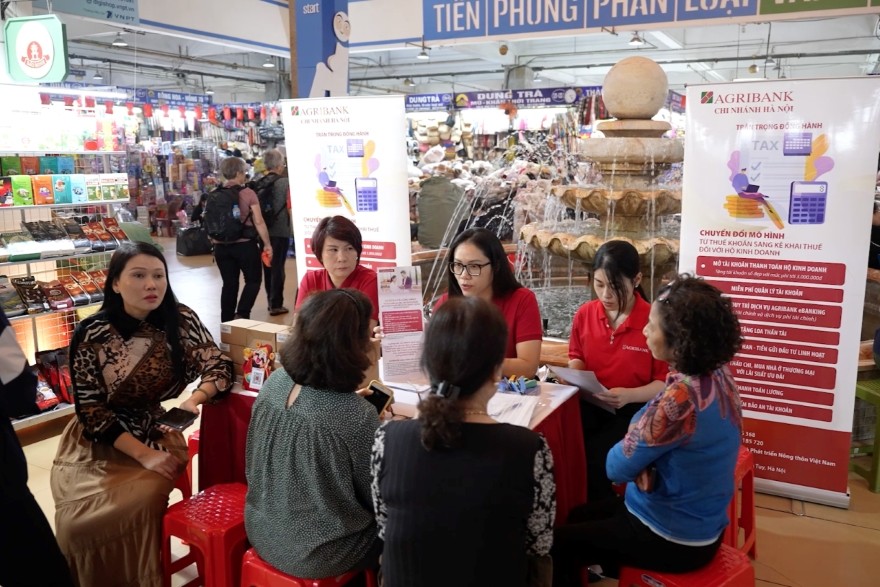 Các chi nhánh Agribank chủ động phối hợp với cơ quan thuế tổ chức tư vấn, hướng dẫn trực tiếp các hộ kinh doanh tại địa bàn