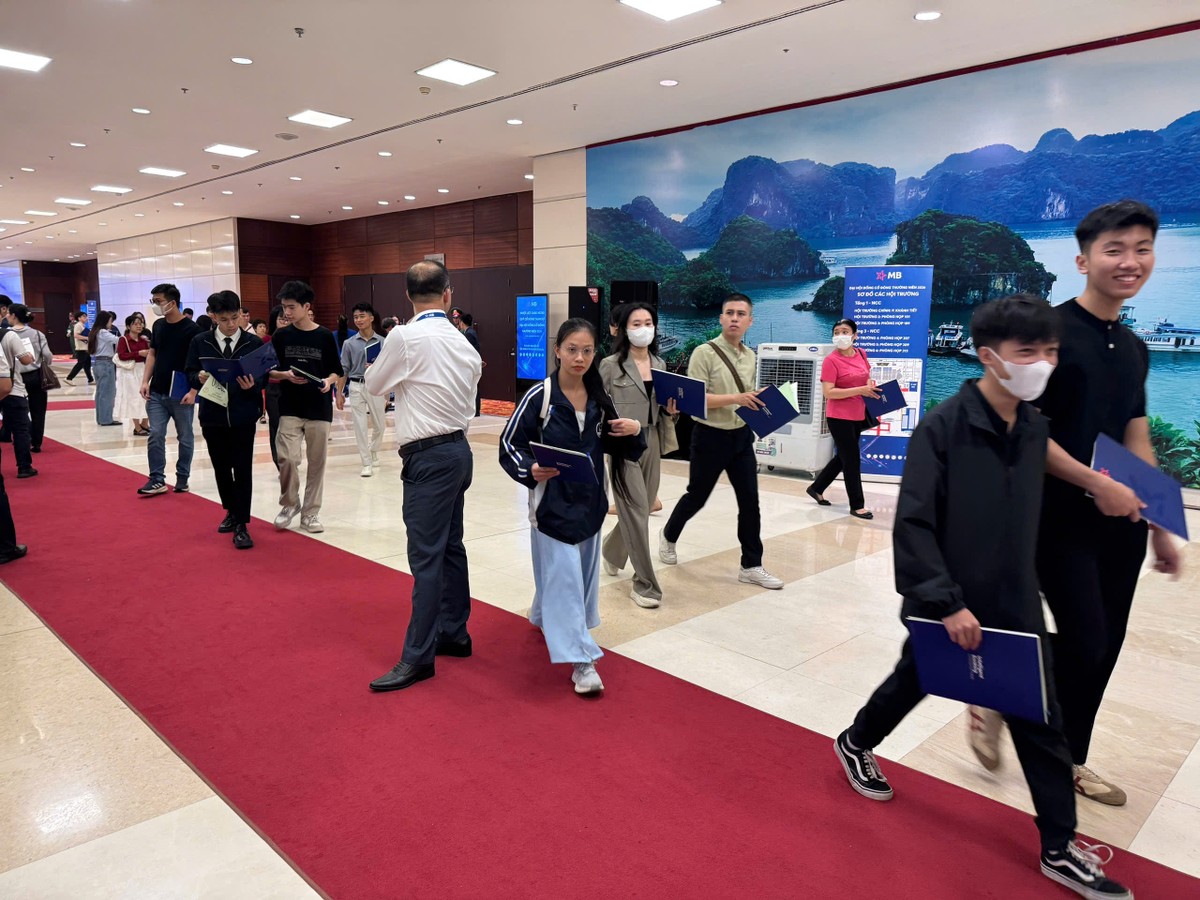 Cổ đông rời khỏi phòng họp