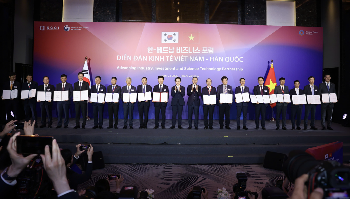 Chủ tịch VAMC và Chủ tịch KAMCO trao MOU tại Diễn đàn kinh tế Việt Nam – Hàn Quốc trước sự chứng kiến của Lãnh đạo cấp cao 2 nước