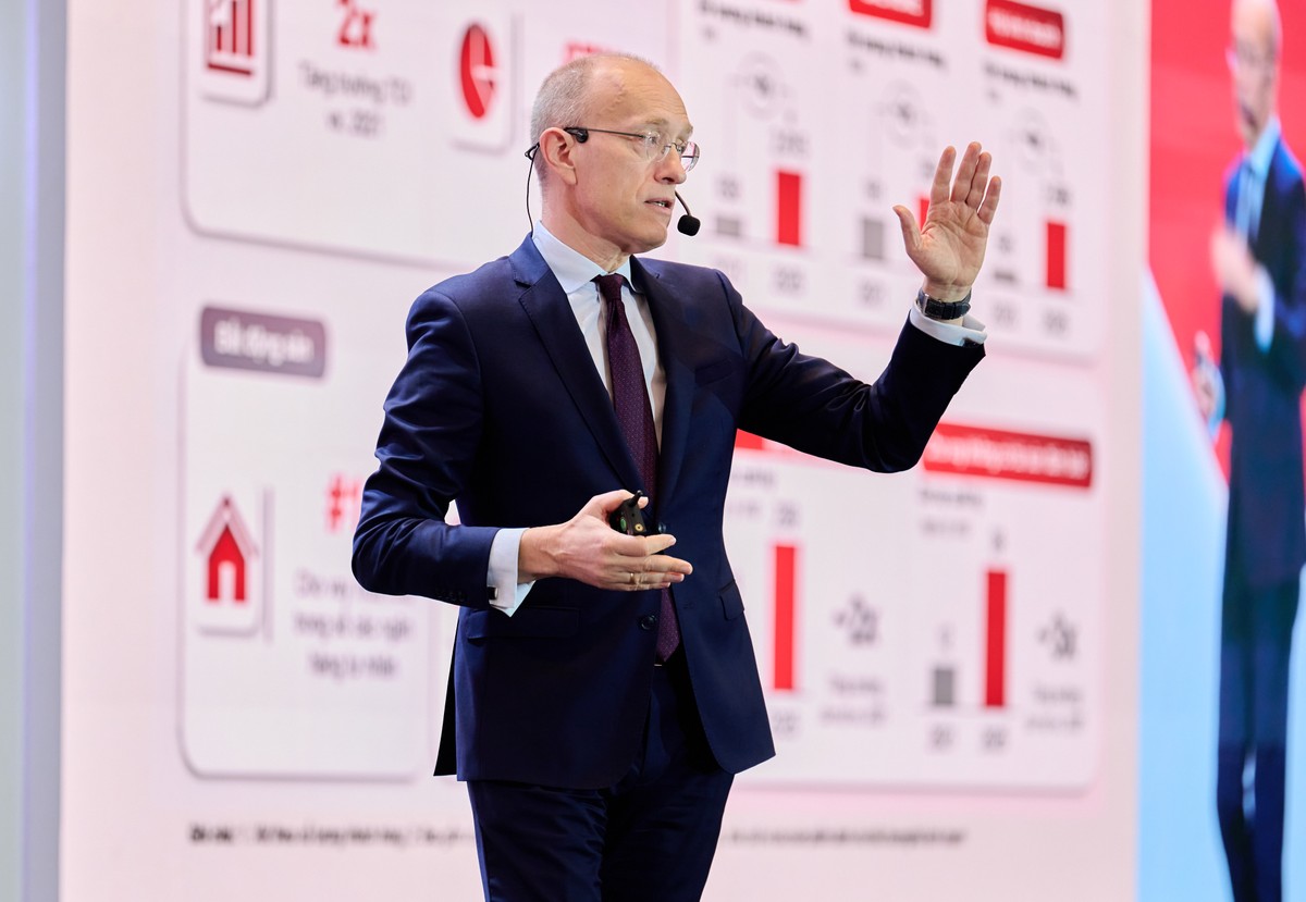 Tổng giám đốc Jens Lottner trình bày tại sự kiện