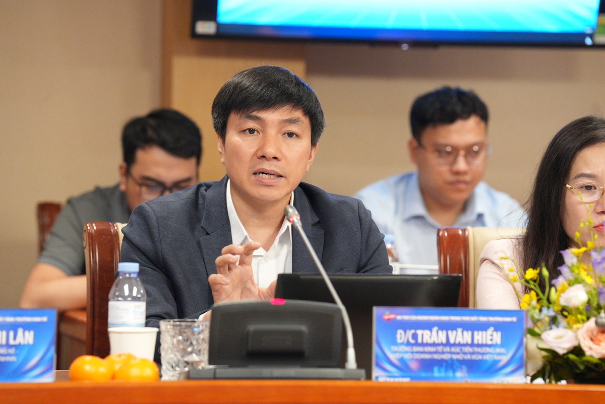 Ông Trần Văn Hiển, Trưởng Ban Kinh tế và Xúc tiến thương mại, Hiệp hội Doanh nghiệp nhỏ và vừa Việt Nam (VINASME) trao đổi tại Toạ đàm