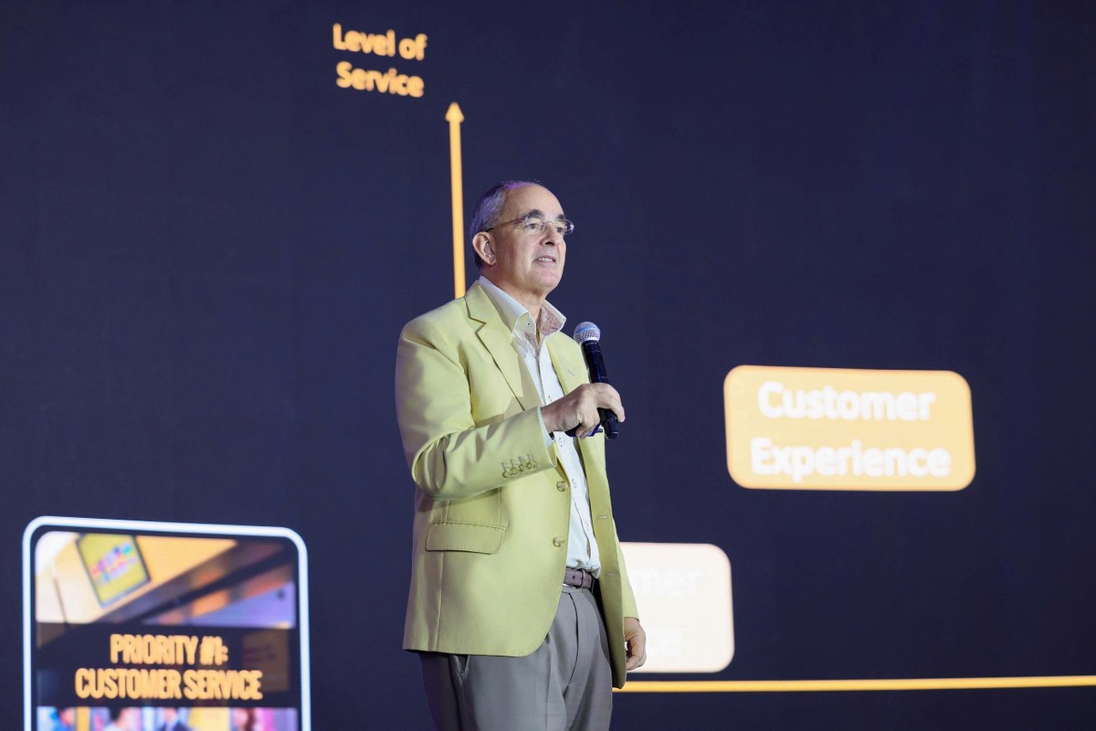 Chuyên gia Robin Speculand trình bày keynote về chủ đề: “Customer Obsession – Lấy khách hàng làm trung tâm như lợi thế cạnh tranh”