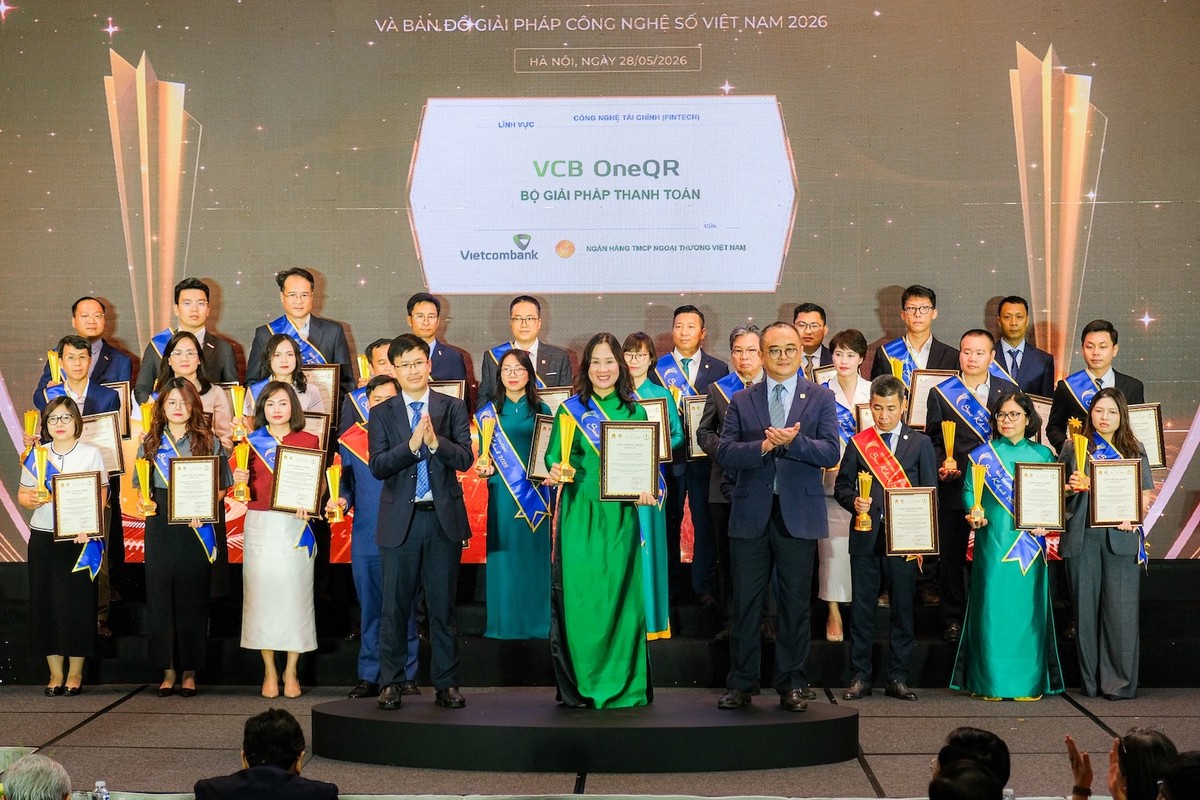 Đại diện Vietcombank, bà Trần Thị Liên Hằng - Phó Trưởng phòng Phát triển Kênh số &amp; Đối tác nhận giải thưởng Sao Khuê 2026 dành cho giải pháp VCB OneQR