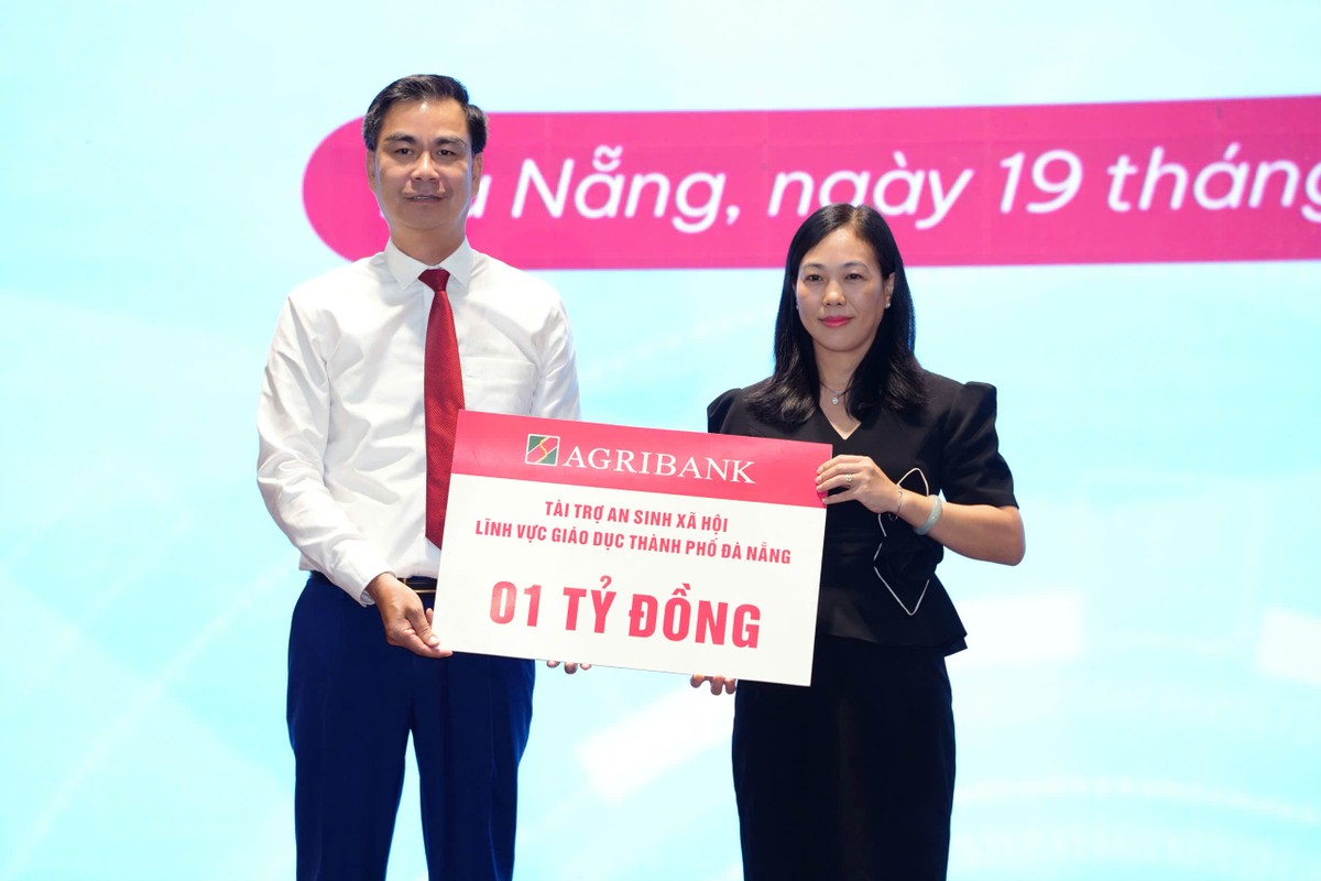 Ông Lê Xuân Trung, Thành viên Hội đồng thành viên Agribank trao tặng khoản tài trợ an sinh xã hội trong lĩnh vực giáo dục trị giá 01 tỷ đồng cho thành phố Đà Nẵng.
