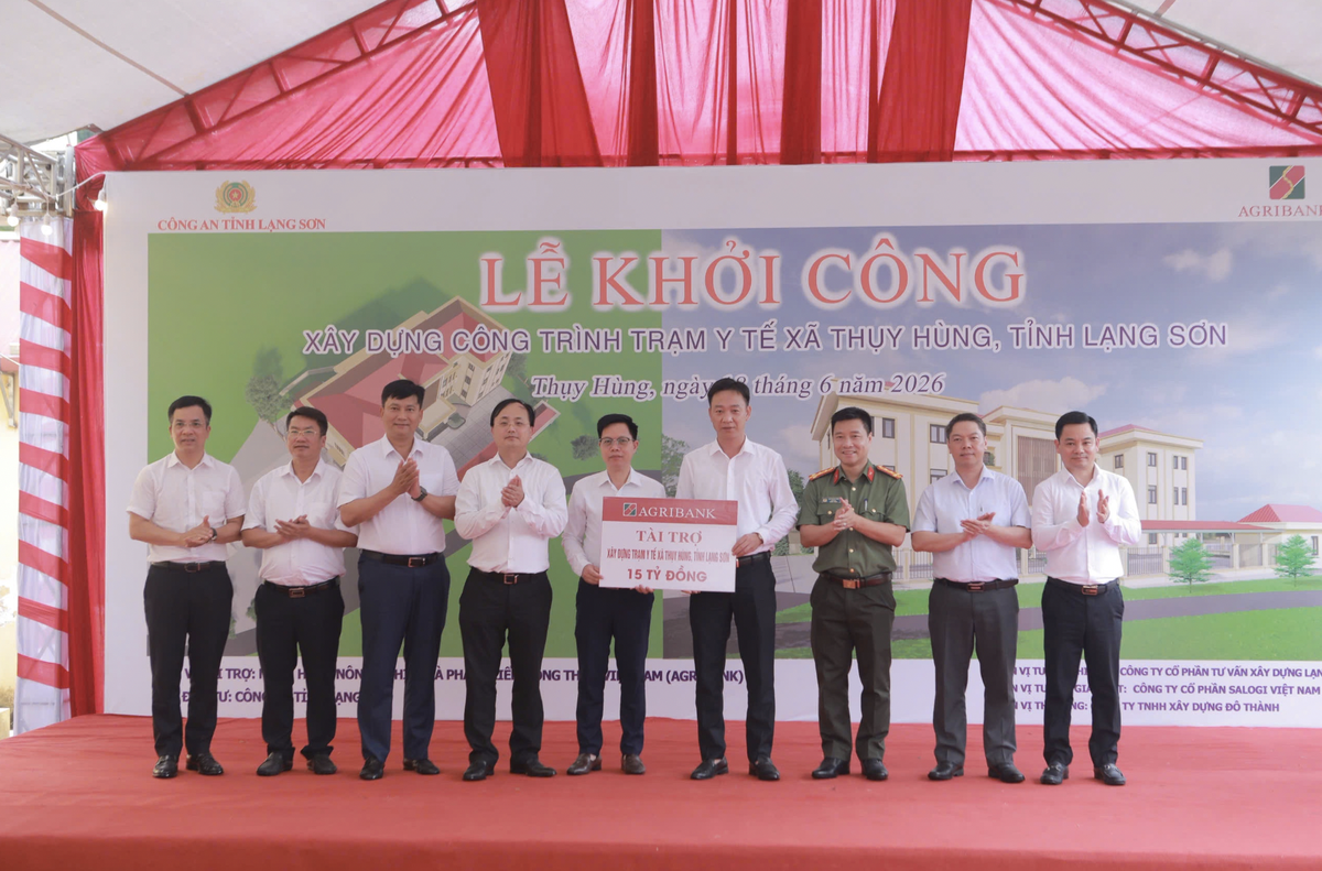 Ông Tô Huy Vũ, Chủ tịch HĐTV Agribank và ông Phạm Toàn Vượng, Thành viên HĐTV, Tổng Giám đốc Agribank trao biểu trưng tài trợ 15 tỷ đồng xây dựng công trình Trạm Y tế xã Thụy Hùng, tỉnh Lạng Sơn Ông Tô Huy Vũ, Chủ tịch HĐTV Agribank và ông Phạm Toàn Vượng, Thành viên HĐTV, Tổng Giám đốc Agribank trao biểu trưng tài trợ 15 tỷ đồng xây dựng công trình Trạm Y tế xã Thụy Hùng, tỉnh Lạng Sơn