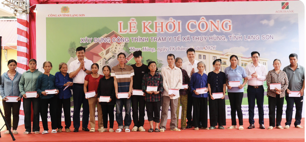 Ông Phạm Toàn Vượng, Thành viên HĐTV, Tổng Giám đốc Agribank và các đại biểu tặng quà cho các hộ gia đình có hoàn cảnh khó khăn và hộ gia đình chính sách trên địa bàn xã Thụy Hùng Ông Phạm Toàn Vượng, Thành viên HĐTV, Tổng Giám đốc Agribank và các đại biểu tặng quà cho các hộ gia đình có hoàn cảnh khó khăn và hộ gia đình chính sách trên địa bàn xã Thụy Hùng