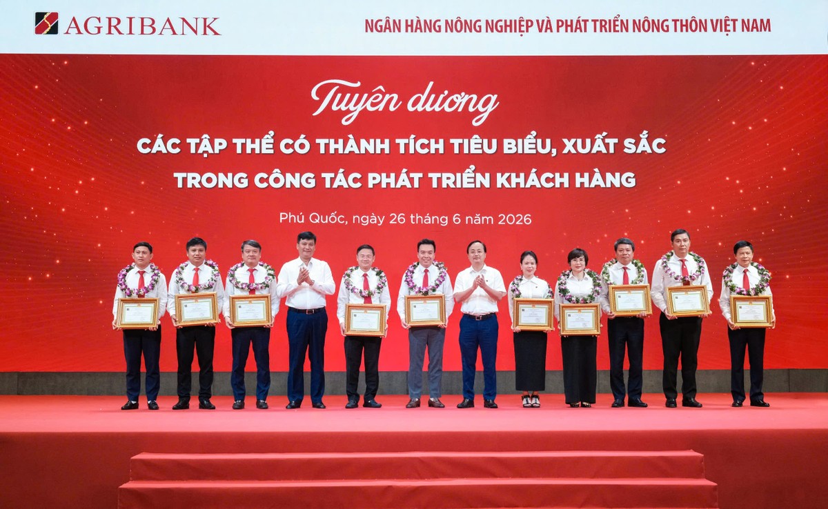 Ông Tô Huy Vũ ,Chủ tịch Hội đồng thành viên, Chủ tịch Hội đồng Thi đua - Khen thưởng Agribank và ông Phạm Toàn Vượng - Tổng Giám đốc, Phó Chủ tịch Hội đồng Thi đua - Khen thưởng Agribank trao Giấy khen cho 10 chi nhánh loại I đạt thành tích xuất sắc trong công tác phát triển khách hàng