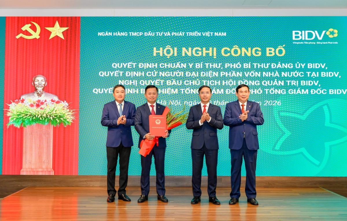 Thống đốc NHNN Phạm Đức Ấn, Phó Chủ nhiệm Ủy ban Kiểm tra Trung ương Đinh Hữu Thành và Chủ tịch HĐQT BIDV Phan Đức Tú trao Quyết định và tặng hoa chúc mừng ông Hoàng Việt Hùng nhận nhiệm vụ mới Thống đốc NHNN Phạm Đức Ấn, Phó Chủ nhiệm Ủy ban Kiểm tra Trung ương Đinh Hữu Thành và Chủ tịch HĐQT BIDV Phan Đức Tú trao Quyết định và tặng hoa chúc mừng ông Hoàng Việt Hùng nhận nhiệm vụ mới
