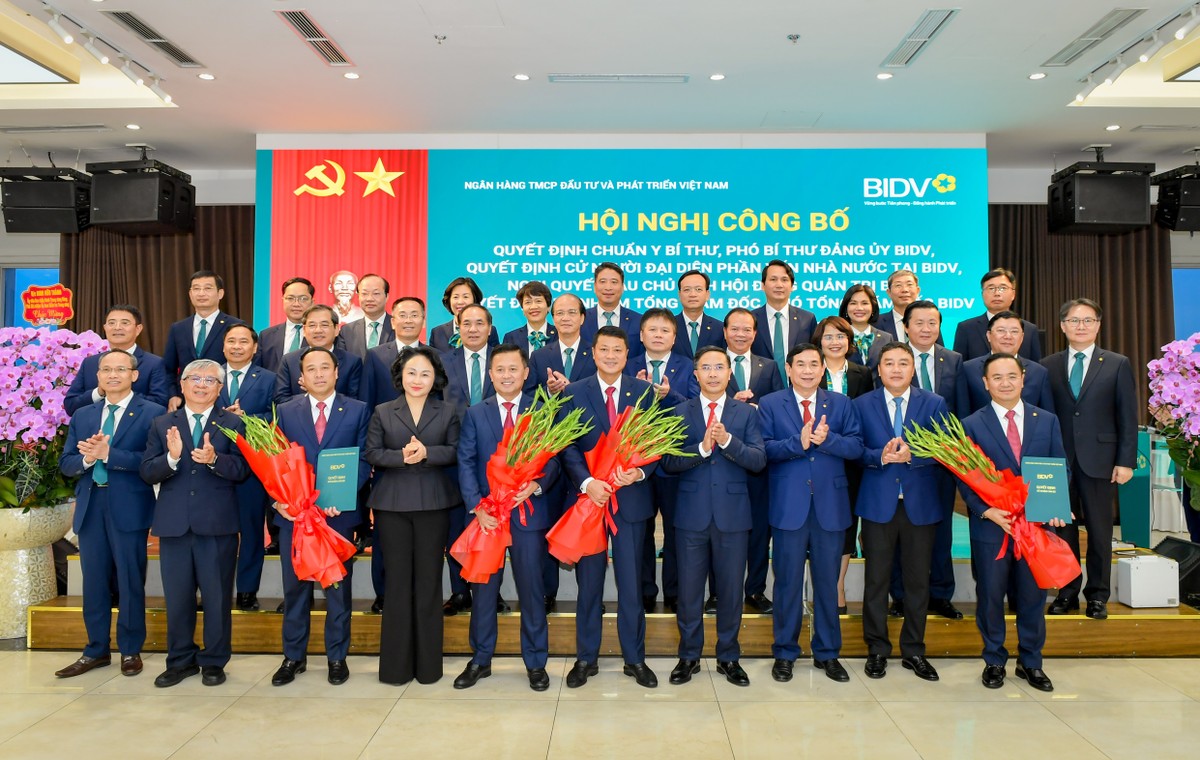 Thống đốc NHNN Phạm Đức Ấn, Phó Chủ nhiệm Ủy ban Kiểm tra Trung ương Đinh Hữu Thành cùng các đồng chí lãnh đạo chụp ảnh lưu niệm với 04 đồng chí nhận Quyết định về công tác cán bộ và tập thể lãnh đạo chủ chốt BIDV Thống đốc NHNN Phạm Đức Ấn, Phó Chủ nhiệm Ủy ban Kiểm tra Trung ương Đinh Hữu Thành cùng các đồng chí lãnh đạo chụp ảnh lưu niệm với 04 đồng chí nhận Quyết định về công tác cán bộ và tập thể lãnh đạo chủ chốt BIDV