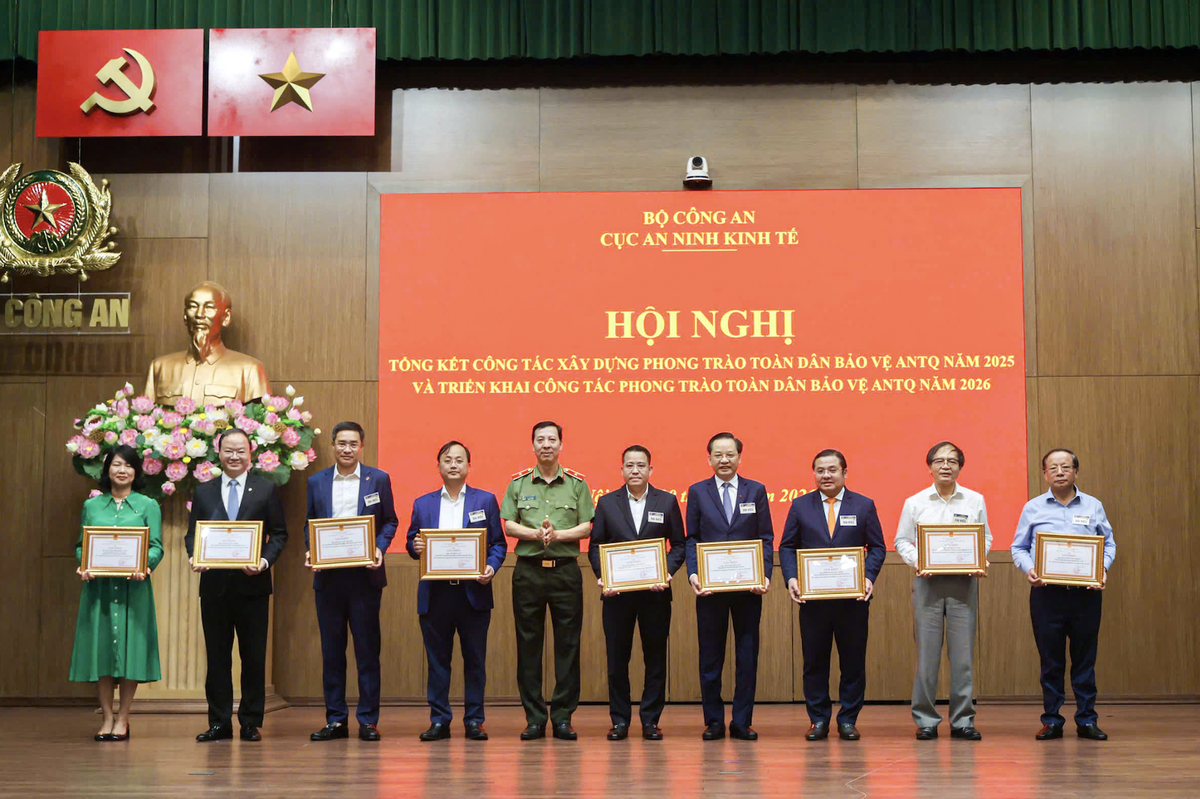 Ông Tô Huy Vũ - Bí thư Đảng ủy, Chủ tịch Hội đồng thành viên Agribank (thứ tư từ trái sang) và ông Phạm Chí Thành - Phó Tổng Giám đốc Agribank (thứ ba từ trái sang) nhận Giấy khen của Cục An ninh kinh tế vì đã có thành tích xuất sắc trong phong trào Toàn dân bảo vệ an ninh Tổ quốc Ông Tô Huy Vũ - Bí thư Đảng ủy, Chủ tịch Hội đồng thành viên Agribank (thứ tư từ trái sang) và ông Phạm Chí Thành - Phó Tổng Giám đốc Agribank (thứ ba từ trái sang) nhận Giấy khen của Cục An ninh kinh tế vì đã có thành tích xuất sắc trong phong trào Toàn dân bảo vệ an ninh Tổ quốc