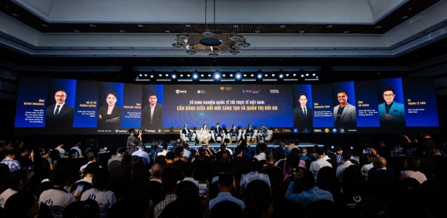 Đại diện các tổ chức trong nước và quốc tế tại phiên thảo luận “Từ kinh nghiệm quốc tế tới thực tế Việt Nam: Cân bằng giữa đổi mới sáng tạo và quản trị rủi ro”. Đại diện các tổ chức trong nước và quốc tế tại phiên thảo luận “Từ kinh nghiệm quốc tế tới thực tế Việt Nam: Cân bằng giữa đổi mới sáng tạo và quản trị rủi ro”.