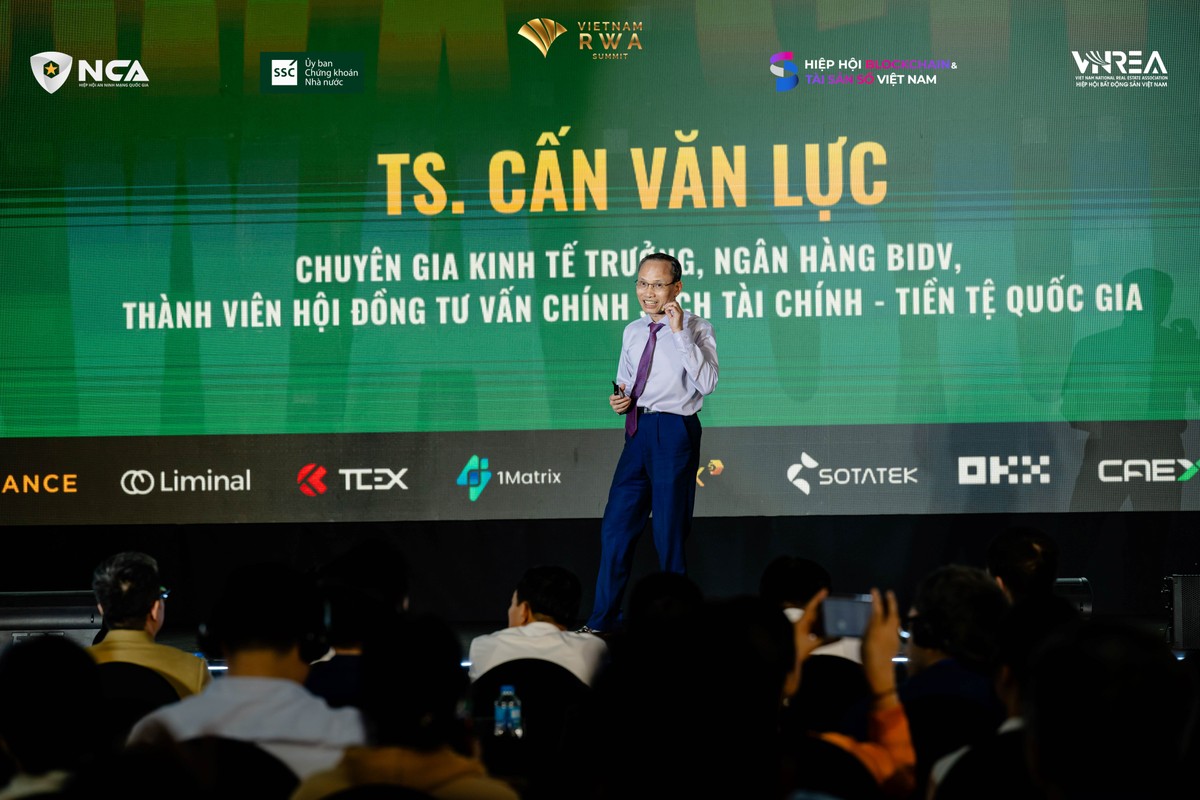 TS. Cấn Văn Lực, Chuyên gia kinh tế trưởng BIDV, Thành viên Hội đồng Tư vấn Chính sách Tài chính - Tiền tệ Quốc gia trình bày tham luận tại Hội nghị TS. Cấn Văn Lực, Chuyên gia kinh tế trưởng BIDV, Thành viên Hội đồng Tư vấn Chính sách Tài chính - Tiền tệ Quốc gia trình bày tham luận tại Hội nghị