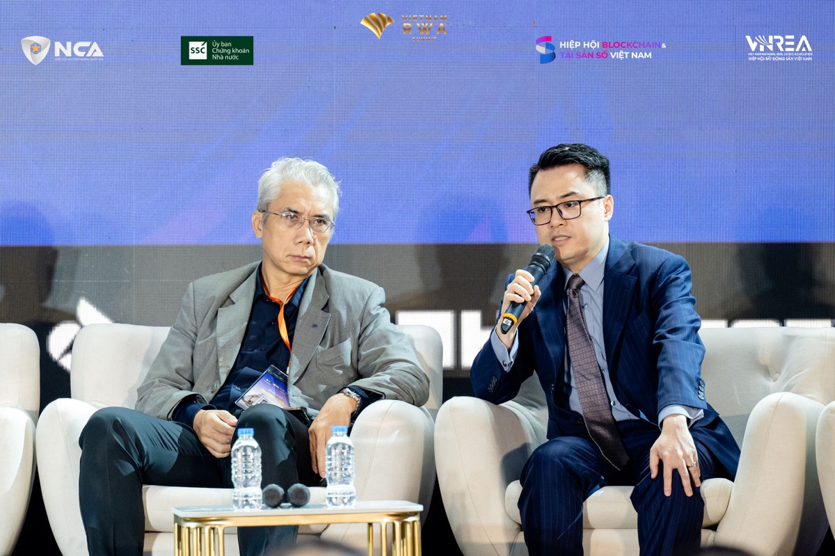 Ông Tô Trần Hòa, Phó Trưởng ban Phát triển thị trường chứng khoán, Ủy ban Chứng khoán Nhà nước (bên phải), trao đổi tại Hội nghị Ông Tô Trần Hòa, Phó Trưởng ban Phát triển thị trường chứng khoán, Ủy ban Chứng khoán Nhà nước (bên phải), trao đổi tại Hội nghị