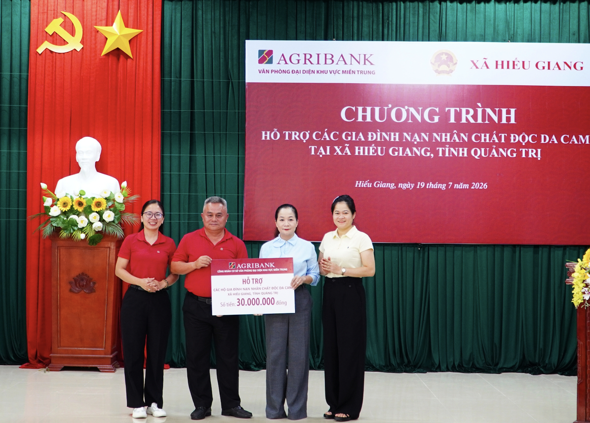 Ông Trần Hữu Trinh - Phó Trưởng Văn phòng khu vực miền Trung trao bảng tượng trưng hỗ trợ 30 triệu đồng cho các gia đình nạn nhân chất độc da cam tại xã Hiếu Giang Ông Trần Hữu Trinh - Phó Trưởng Văn phòng khu vực miền Trung trao bảng tượng trưng hỗ trợ 30 triệu đồng cho các gia đình nạn nhân chất độc da cam tại xã Hiếu Giang