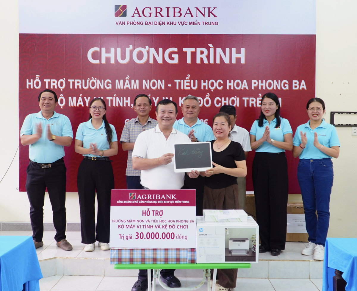 Ông Nguyễn Tiến Trường - Trưởng Văn phòng khu vực miền Trung trao quà cho đại diện Trường Mầm non - Tiểu học Hoa Phong Ba Ông Nguyễn Tiến Trường - Trưởng Văn phòng khu vực miền Trung trao quà cho đại diện Trường Mầm non - Tiểu học Hoa Phong Ba
