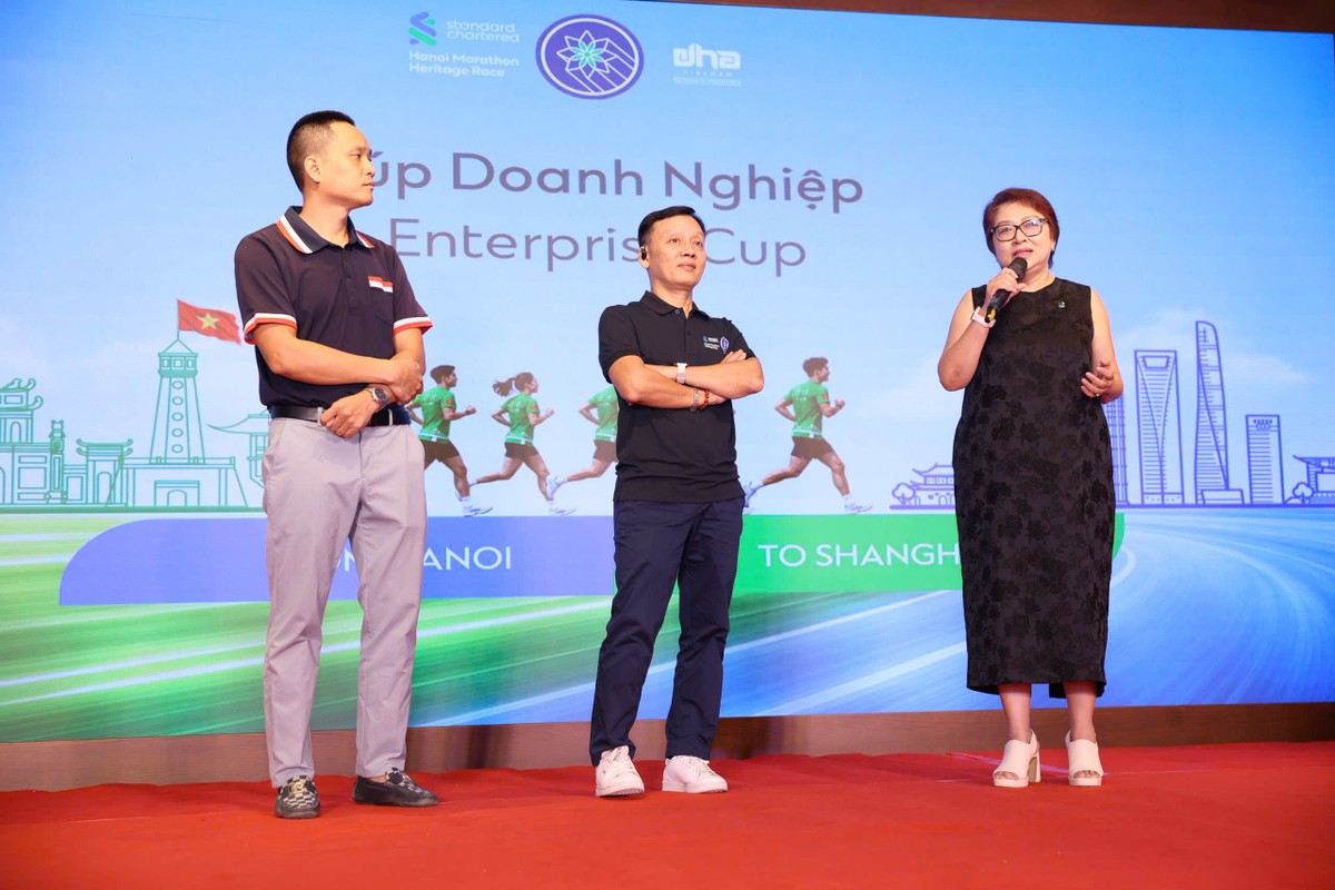 Bà Trịnh Như Quỳnh, Thành viên Ban Tổ chức Giải và Giám đốc Đối ngoại, Marketing và Thương hiệu, Ngân hàng Standard Chartered Việt Nam (bên phải) phát biểu tại Sự kiện