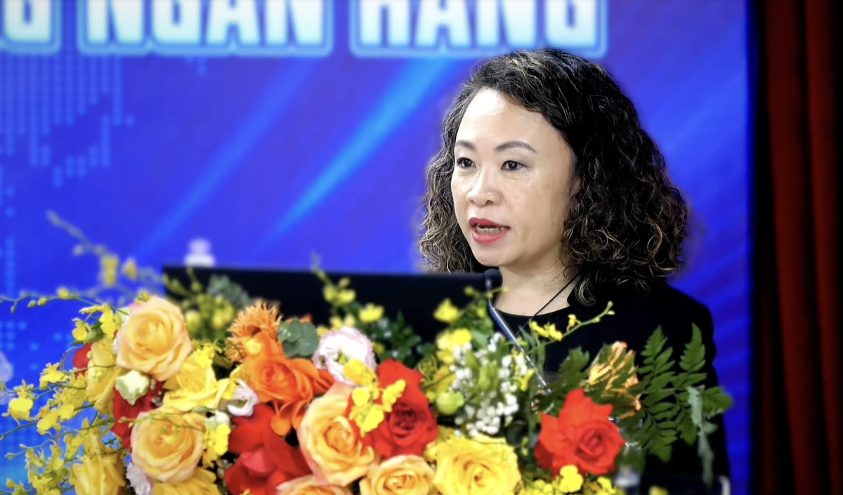 Bà Nguyễn Thu Hạnh, Giám đốc quản trị dữ liệu và AI Techcombank chia sẻ tại Hội thảo Bà Nguyễn Thu Hạnh, Giám đốc quản trị dữ liệu và AI Techcombank chia sẻ tại Hội thảo
