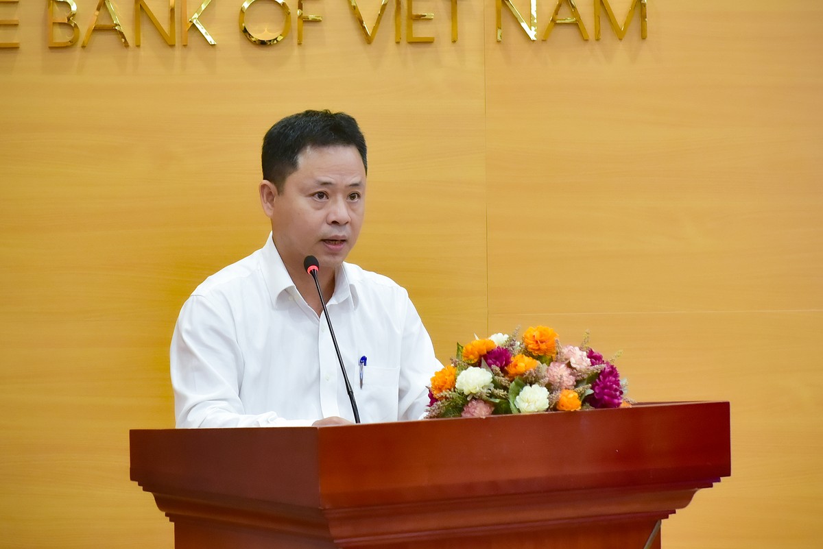 Ông Nguyễn Xuân Hải, Quyền Tổng biên tập Thời báo Ngân hàng phát biểu tại Họp báo
