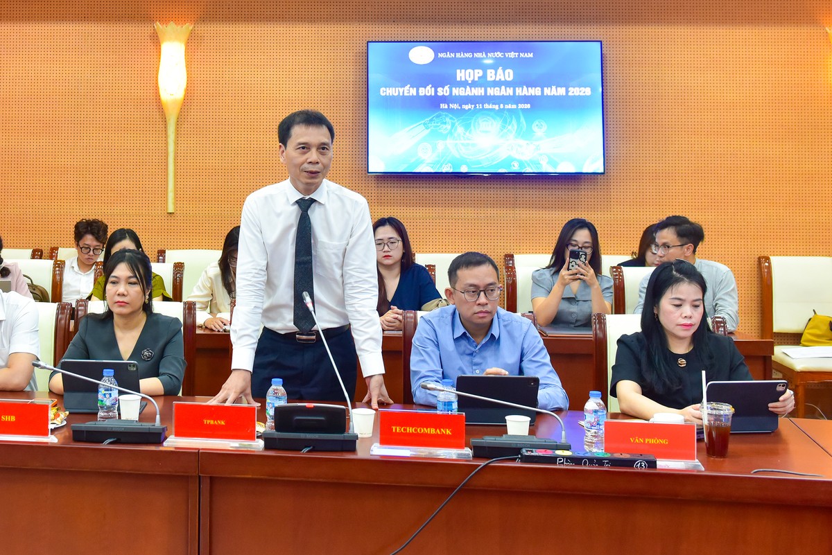 Ông Bùi Quang Cương, Phó tổng giám đốc kiêm Giám đốc Khối Công nghệ thông tin TPBank trao đổi tại Họp báo