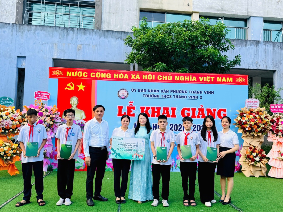 Trong ngày khai giảng năm học 2026-2027, các chi nhánh Vietcombank đã đồng loạt triển khai trao 7.350 suất học bổng “Cùng em tiến bước” tại 34 tỉnh, thành phố, với tổng trị giá 7,35 tỷ đồng Trong ngày khai giảng năm học 2026-2027, các chi nhánh Vietcombank đã đồng loạt triển khai trao 7.350 suất học bổng “Cùng em tiến bước” tại 34 tỉnh, thành phố, với tổng trị giá 7,35 tỷ đồng