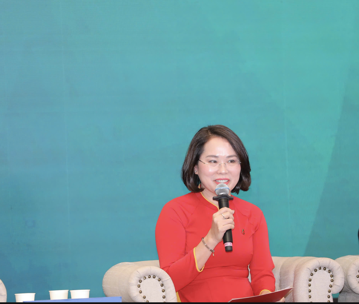 Bà Phạm Thị Thanh Yên, Phó Giám đốc Trung tâm thẻ Agribank trao đổi tại Sự kiện Bà Phạm Thị Thanh Yên, Phó Giám đốc Trung tâm thẻ Agribank trao đổi tại Sự kiện