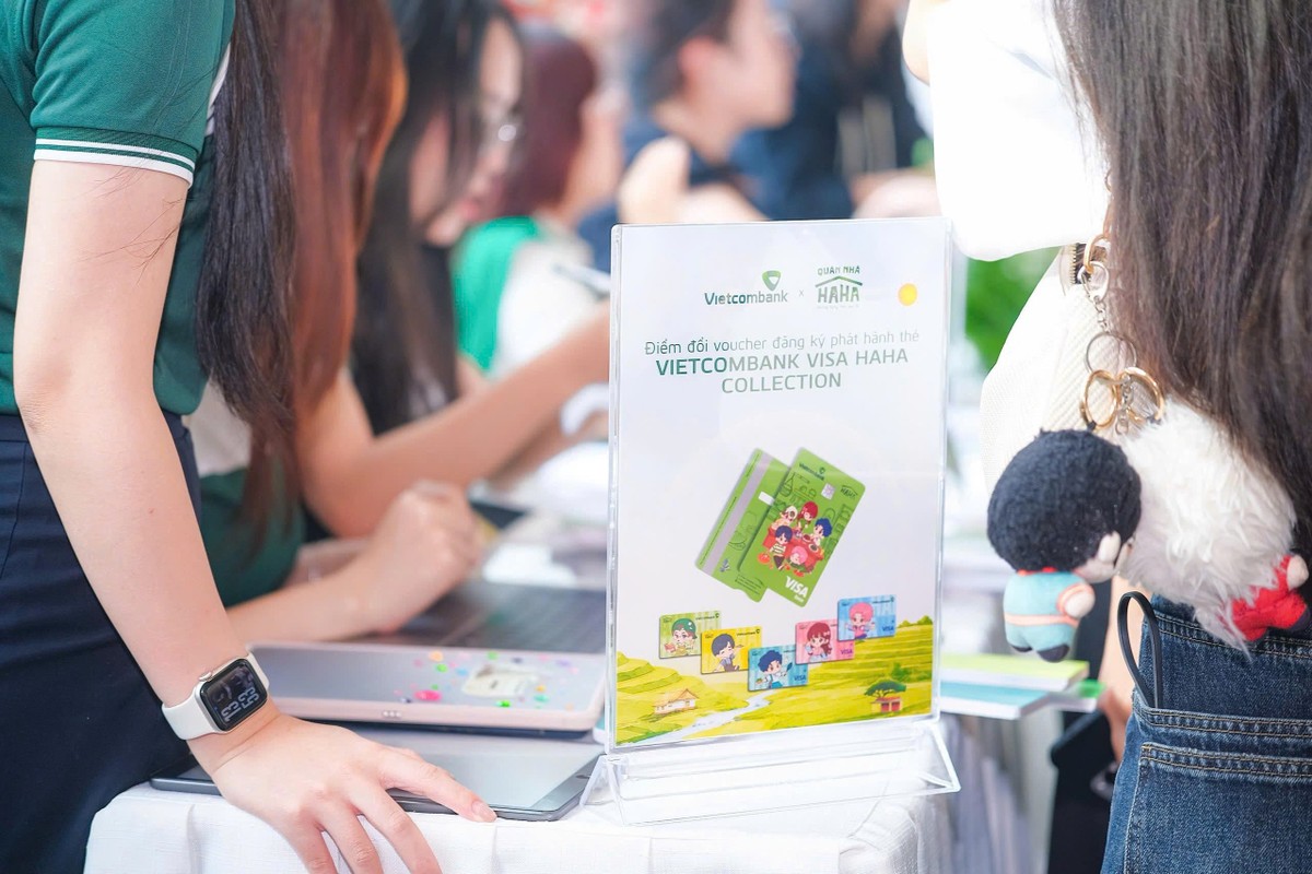 Bàn giới thiệu bộ sưu tập thẻ ghi nợ quốc tế Vietcombank Visa Haha Collection tại không gian trải nghiệm của Vietcombank ở buổi họp báo
