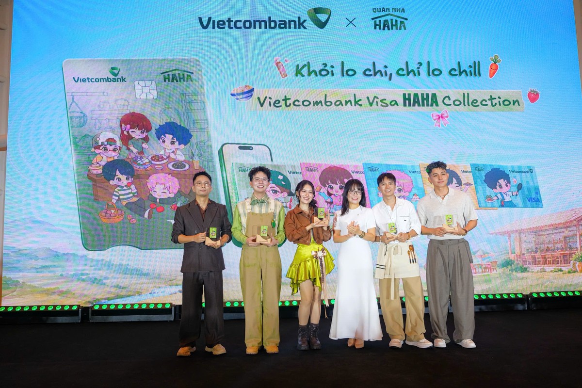Bà Đoàn Hồng Nhung - Giám đốc Khối Bán lẻ Vietcombank (thứ 3 từ phải sang) đại diện ngân hàng tặng quà là 01 kỉ niệm chương tái hiện thiết kế thẻ vật lí Vietcombank Visa Haha Collection cho dàn nghệ sĩ Quán Nhà Haha tại họp báo