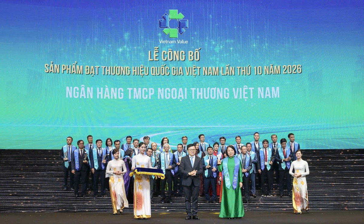 Ông Lê Quốc Minh - Ủy viên BCH Trung ương Đảng, Tổng Biên tập Báo Nhân Dân, Phó Trưởng ban Tuyên giáo Trung ương, Chủ tịch Hội Nhà báo Việt Nam trao biểu trưng Thương hiệu quốc gia lần thứ 10 liên tiếp cho đại diện Vietcombank - bà Hoàng Thanh Nhàn, Thành viên Hội đồng quản trị.
