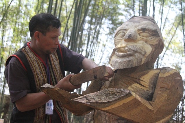 Hồn thiêng “đại ngàn” tái hiện trong nét điêu khắc gỗ Tây Nguyên ảnh 2