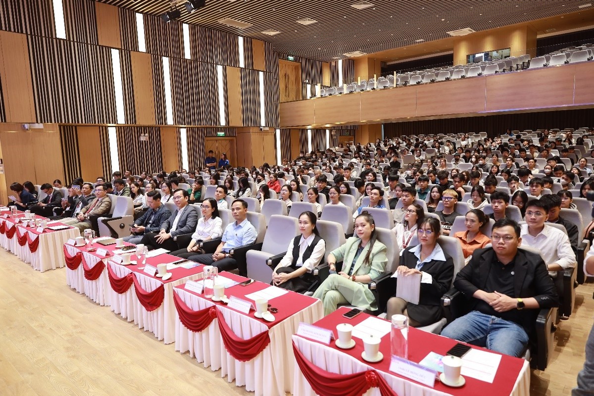 Hàng trăm sinh viên Đại học Duy Tân tham gia Unitour