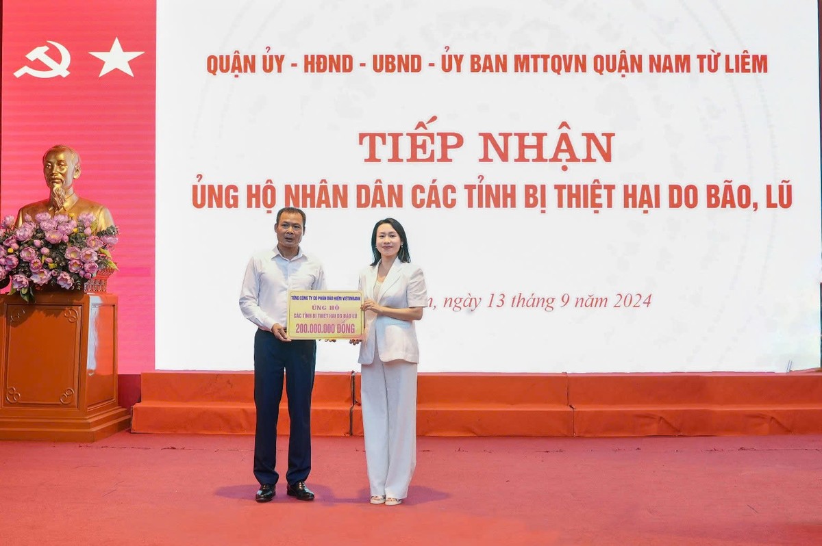 Đại diện Bảo hiểm VietinBank – VBI ủng hộ người dân các tỉnh bị thiệt hại do bão, lũ Đại diện Bảo hiểm VietinBank – VBI ủng hộ người dân các tỉnh bị thiệt hại do bão, lũ