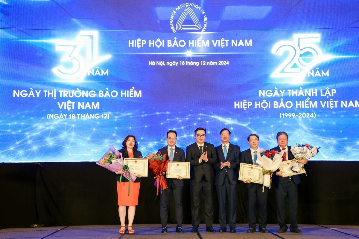 Lãnh đạo Cục Quản lý giám sát bảo hiểm (Bộ Tài chính) và Hiệp hội bảo hiểm Việt Nam trao bằng khen cho đại diện các doanh nghiệp có thành tích hoạt động xuất sắc