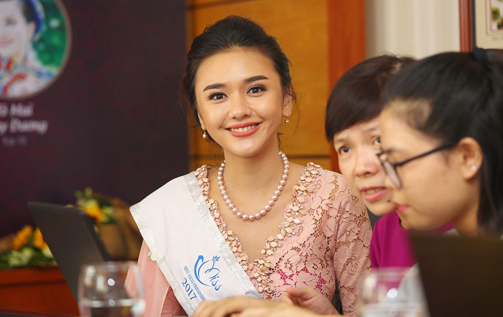 Hoa hậu, Á hậu và Top 10 Miss ASEAN Frendship 2017 giao lưu trực tuyến với độc giả Báo Đầu tư ảnh 72