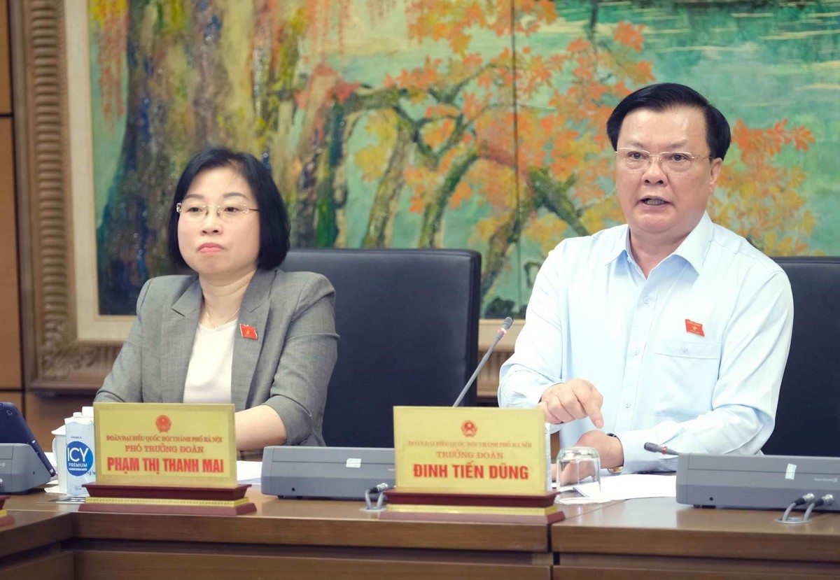 Bí thư Thành uỷ Hà Nội Đinh Tiến Dũng (bên phải) thảo luận tại tổ sáng 6/6 (ảnh: M.M)