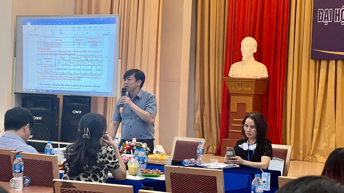 Chủ tịch HĐQT VCC - ông Trần Nhật Minh và Thành viên HĐQT kiêm Tổng giám đốc VCC - bà Hoàng Thị Ngọc Loan điều hành đại hội