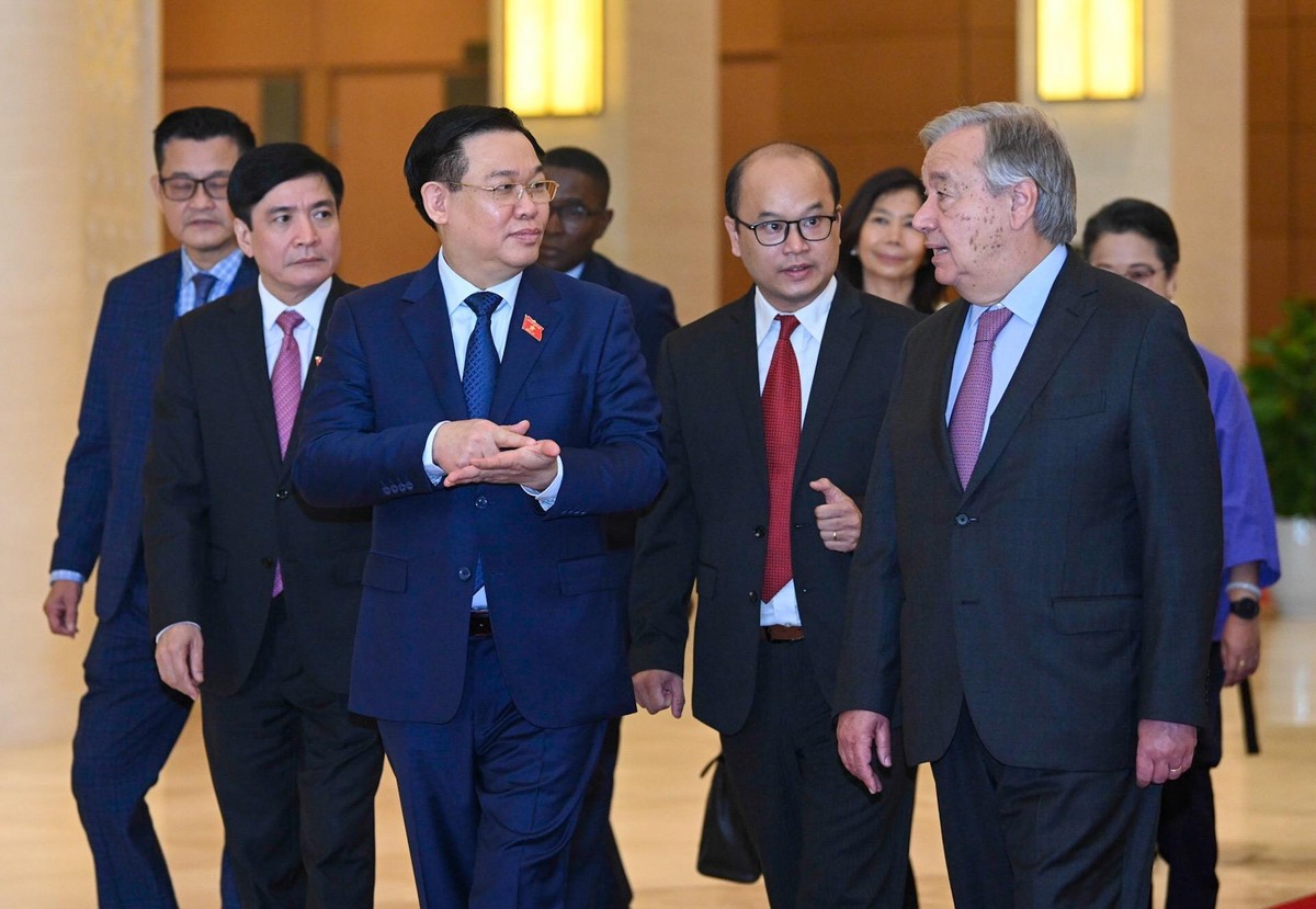 Chủ tịch Quốc hội Vương Đình Huệ đón tiếp Tổng Thư ký Liên Hợp quốc Antonio Guterres tại Nhà Quốc hội Việt Nam sáng 22/10. Chủ tịch Quốc hội Vương Đình Huệ đón tiếp Tổng Thư ký Liên Hợp quốc Antonio Guterres tại Nhà Quốc hội Việt Nam sáng 22/10.