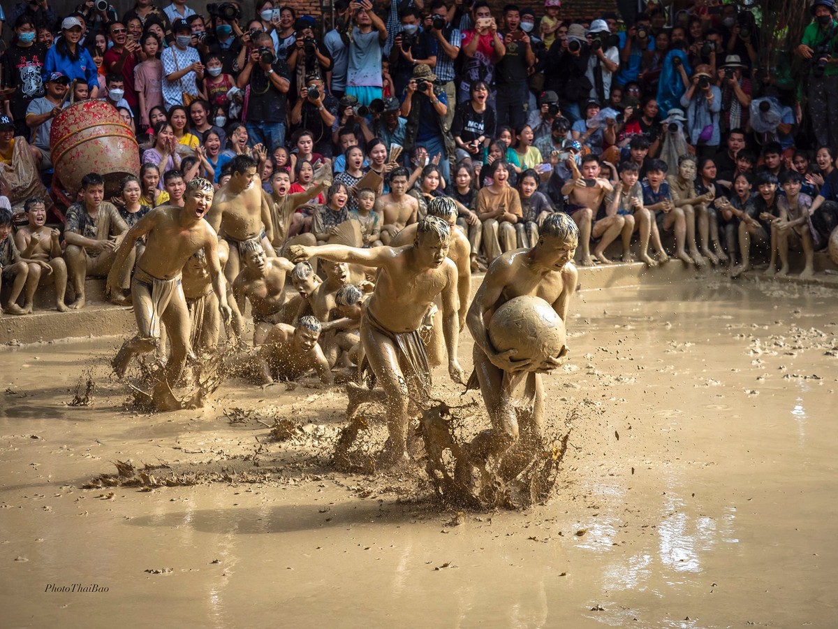 Lễ hội vật cầu bùn (làng Vân, Việt Yên, Bắc Giang) - Ảnh: Thái Bảo