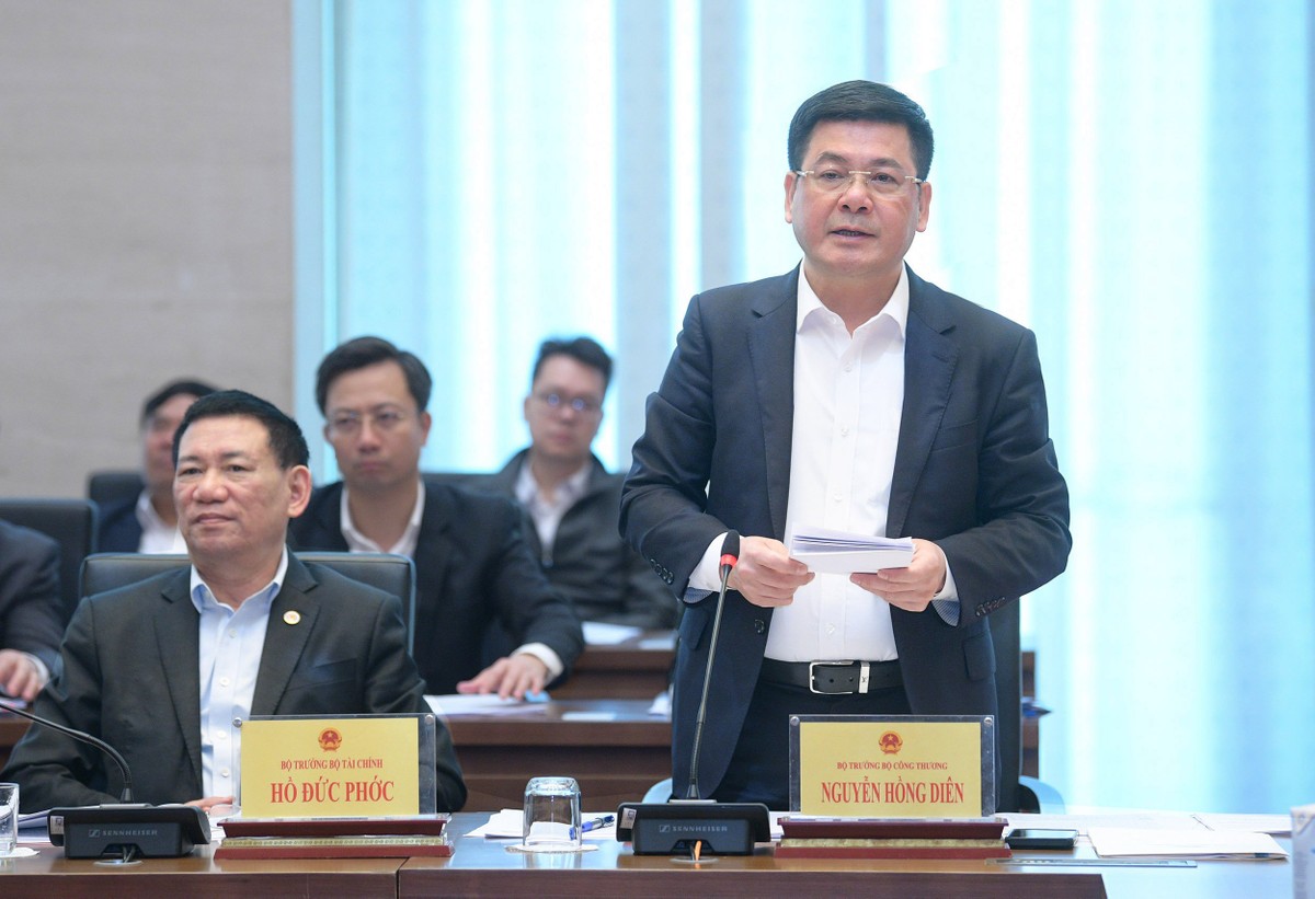 Bộ trưởng Bộ Công thương Nguyễn Hồng Diên báo cáo tại Phiên giải trình.