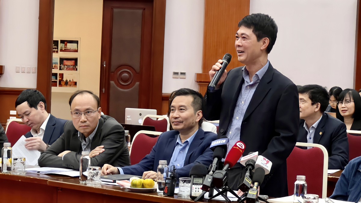 Ông Doãn Thanh Tuấn, Phó cục trưởng Cục Quản lý, giám sát bảo hiểm (Bộ Tài chính) trả lời báo chí tại buổi họp báo chiều 30/3 - Ảnh: M.Minh