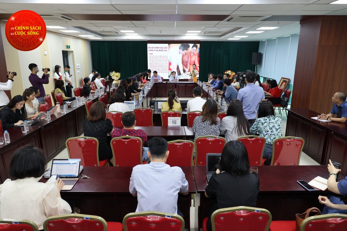 Toàn cảnh hội thảo công bố “Kết quả báo cáo đánh giá tác động Thuế suất tối thiểu toàn cầu và chủ trương, chính sách Việt Nam chủ động tham gia thoả thuận thuế suất” sáng 21/4