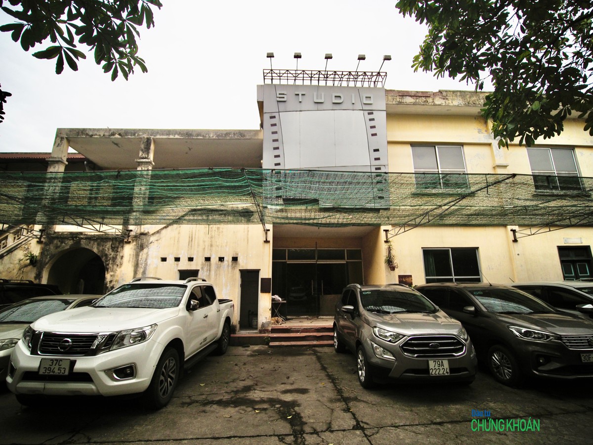 Biển hiệu Studio của Hãng phim từng là niềm kiêu hãnh ngày nào, giờ đây trông nhếch nhác vì cũ kỹ, xuống cấp. Biển hiệu Studio của Hãng phim từng là niềm kiêu hãnh ngày nào, giờ đây trông nhếch nhác vì cũ kỹ, xuống cấp.