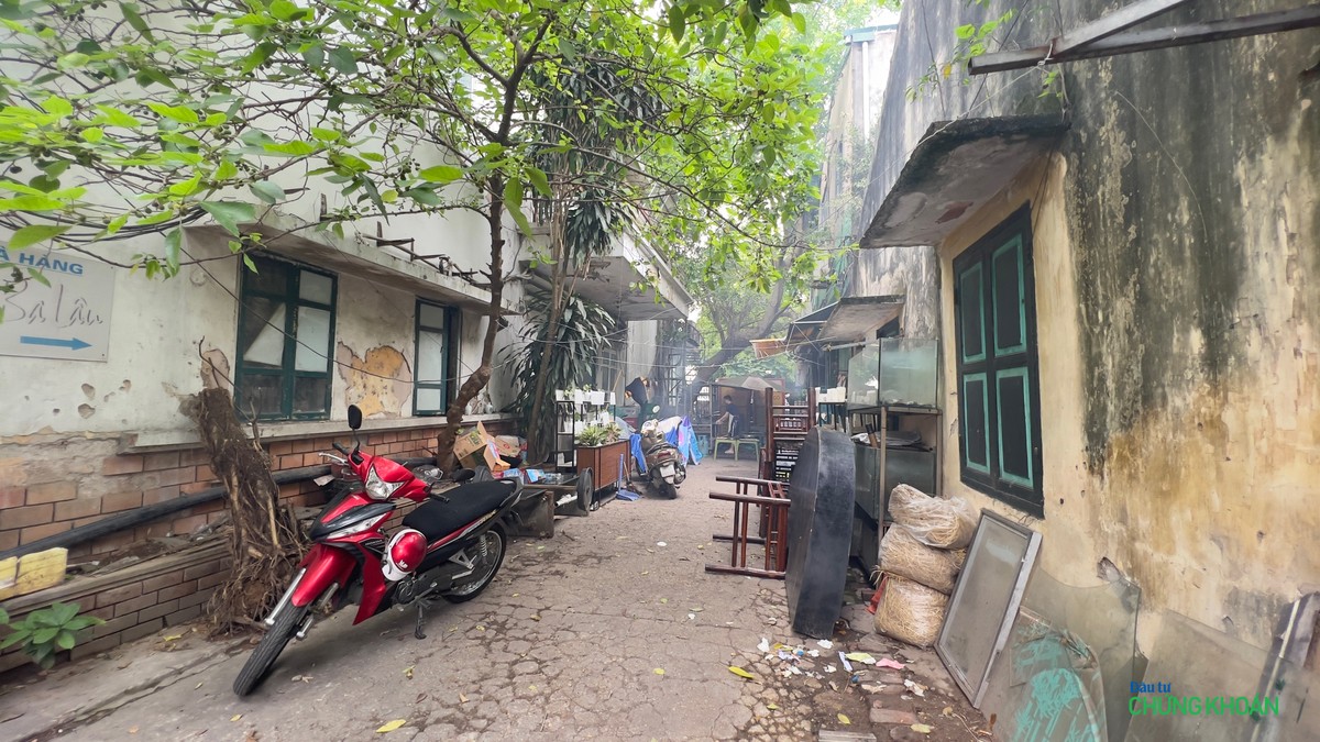 Tại một góc khác trong khuôn viên Hãng phim, nhiều bàn ghế cũ xếp ngổn ngang cùng phế liệu, mùi thức ăn bốc lên ngào ngạt từ một quán nướng đang hoạt động. Tại một góc khác trong khuôn viên Hãng phim, nhiều bàn ghế cũ xếp ngổn ngang cùng phế liệu, mùi thức ăn bốc lên ngào ngạt từ một quán nướng đang hoạt động.